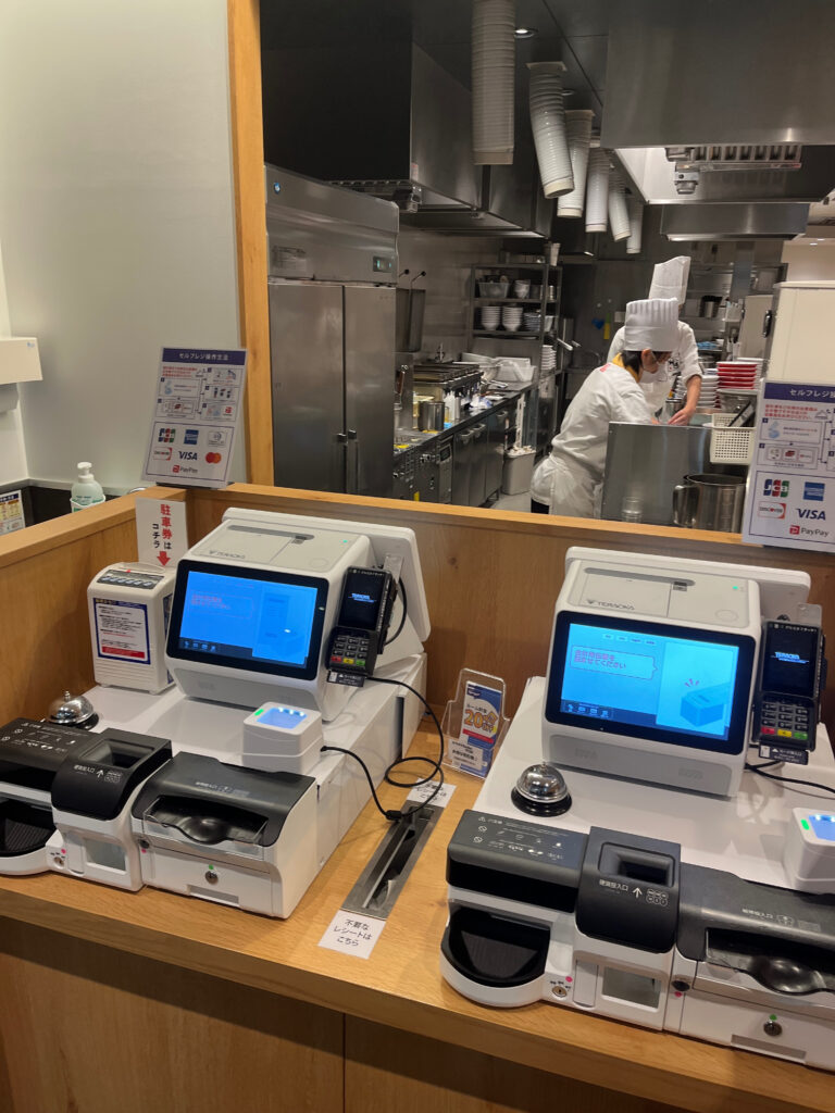 セルフレジと調理場の光景