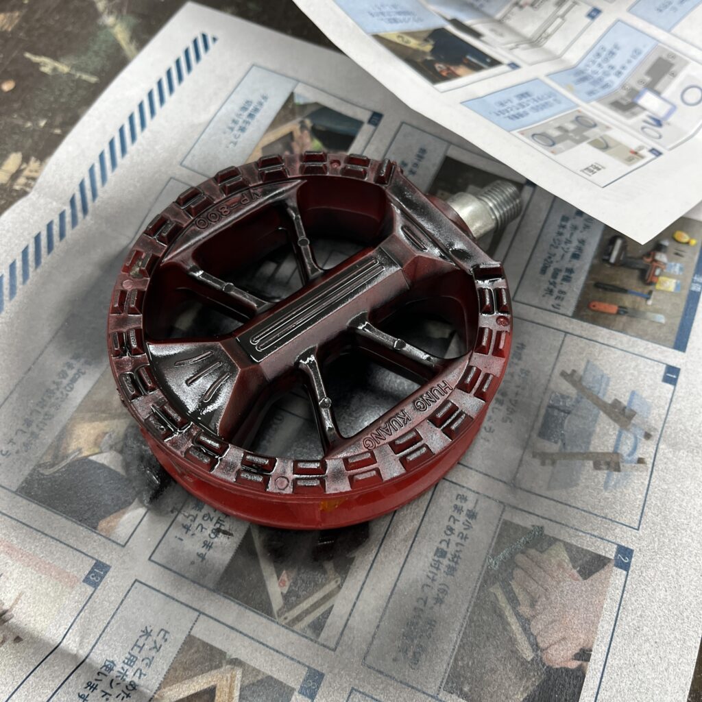 ペダルを黒くペイントしている様子