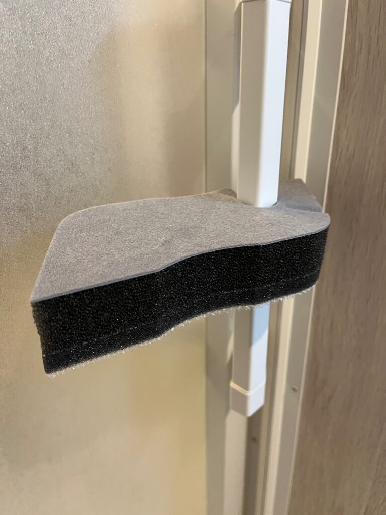 バスブラシスポンジ マイクロファイバーを取り付けた様子