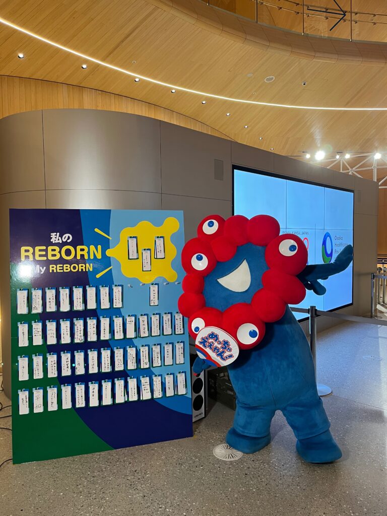 ミャクミャクがヒーローのポージングをしてくれている様子