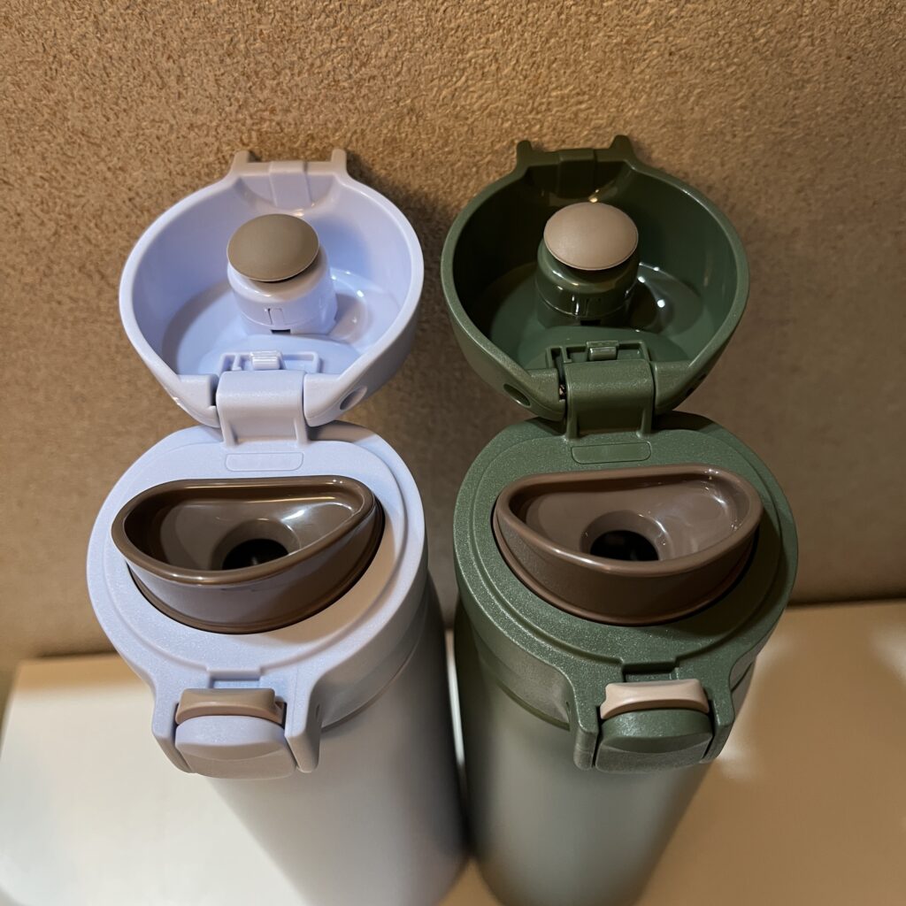 水筒を開けたイメージ