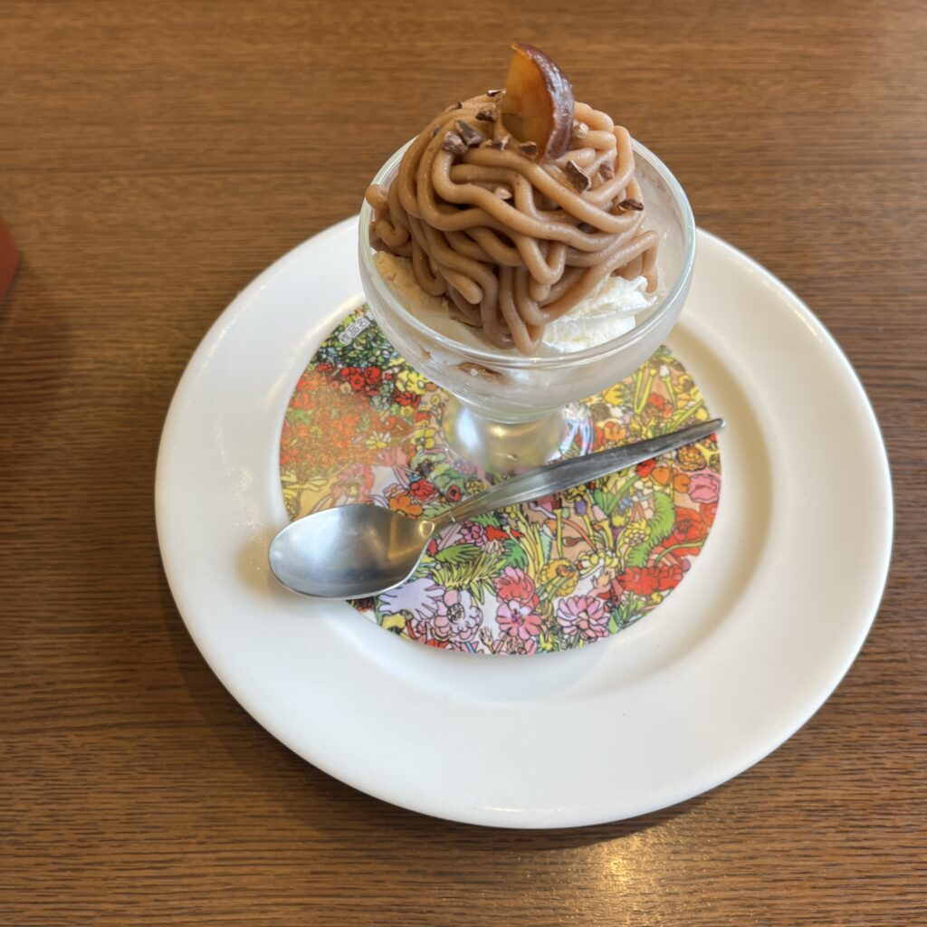 デザートのモンブランパフェ