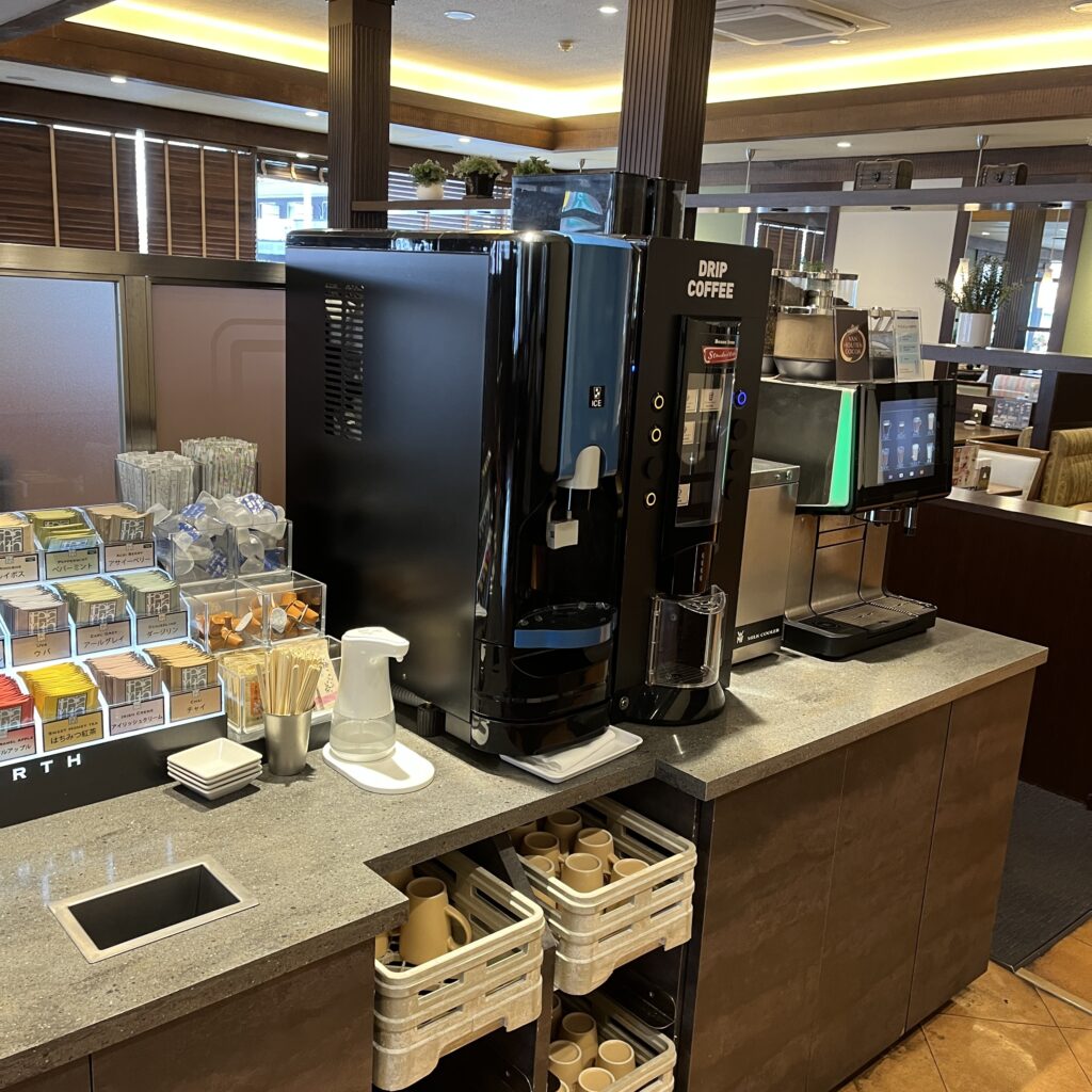 ドリンクバーのコーヒーとお茶コーナー