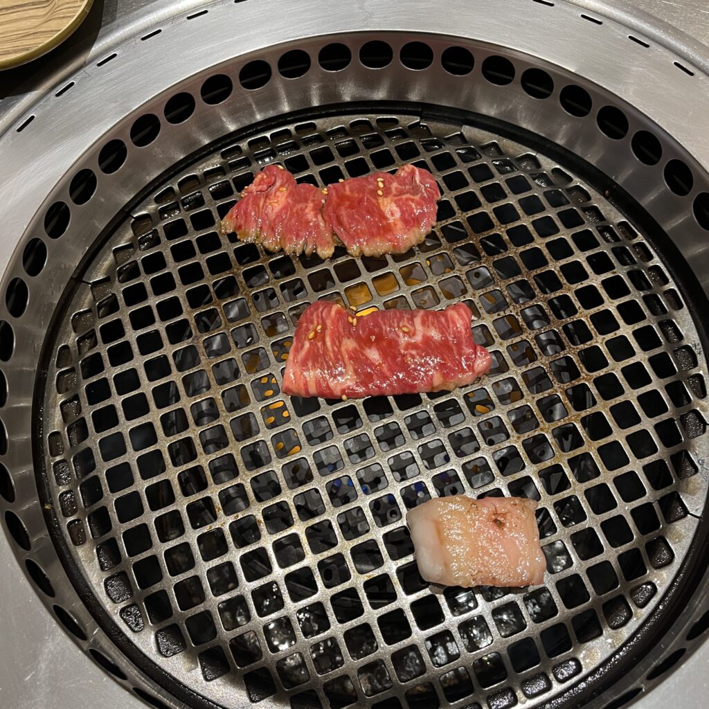 ハラミを焼き始めている様子