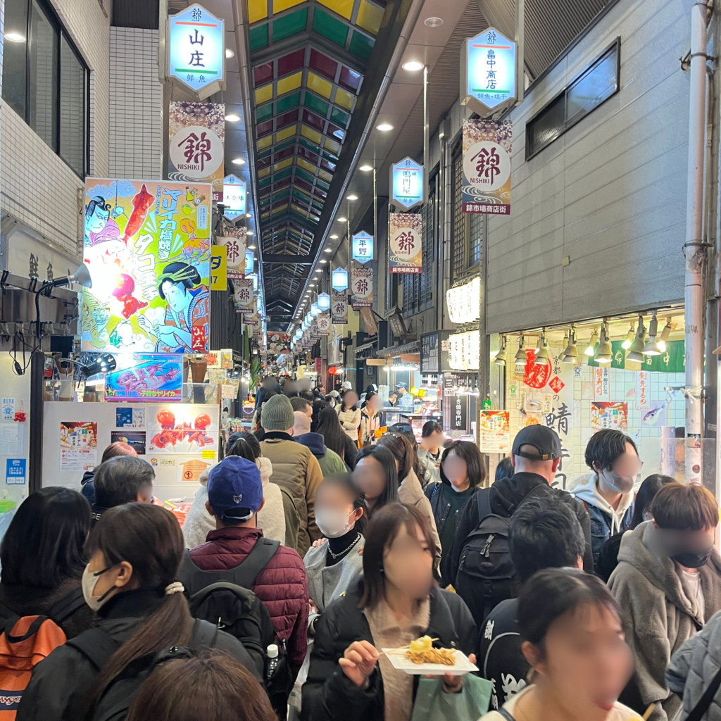 多くの人でにぎわう錦市場の様子