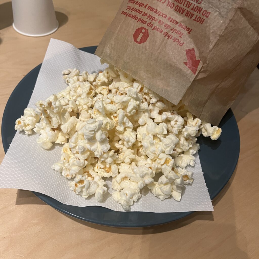 ポップコーンを袋から取り出す様子