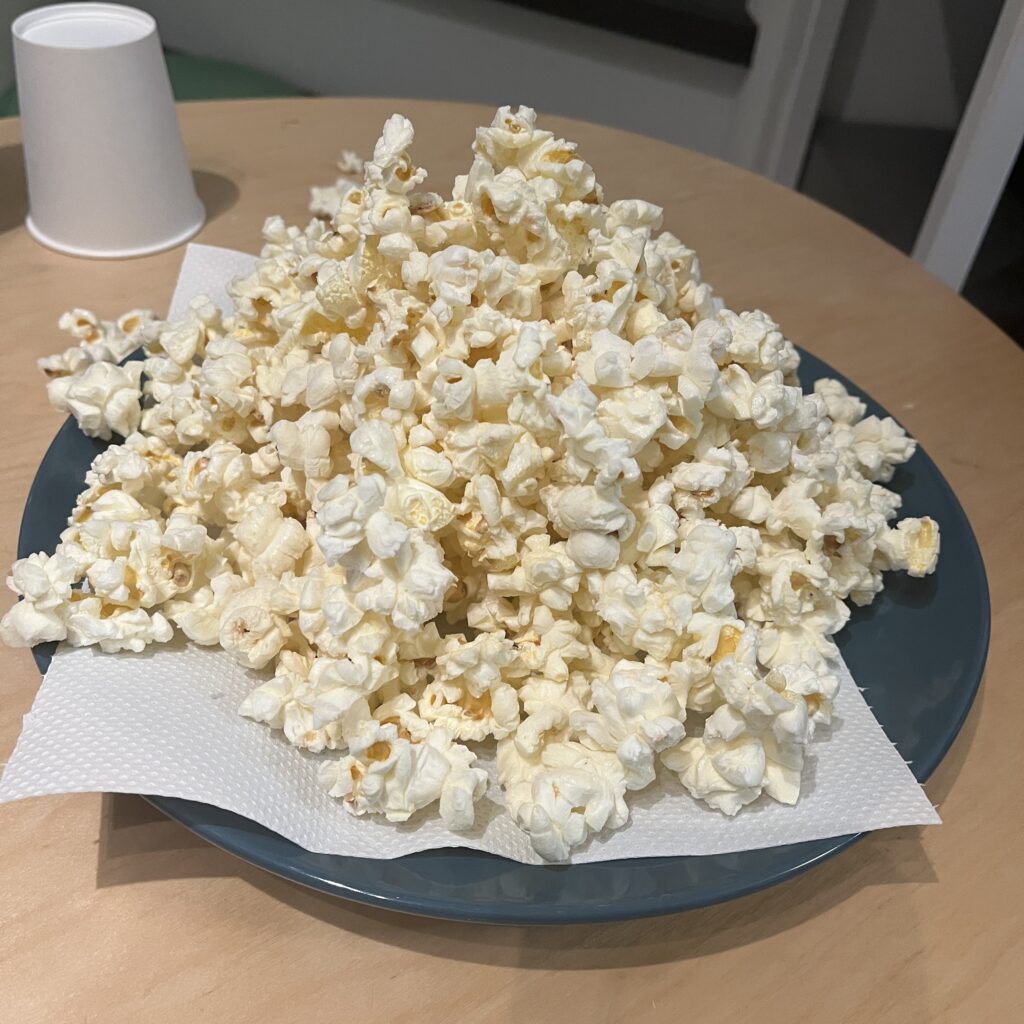山盛りになったポップコーン