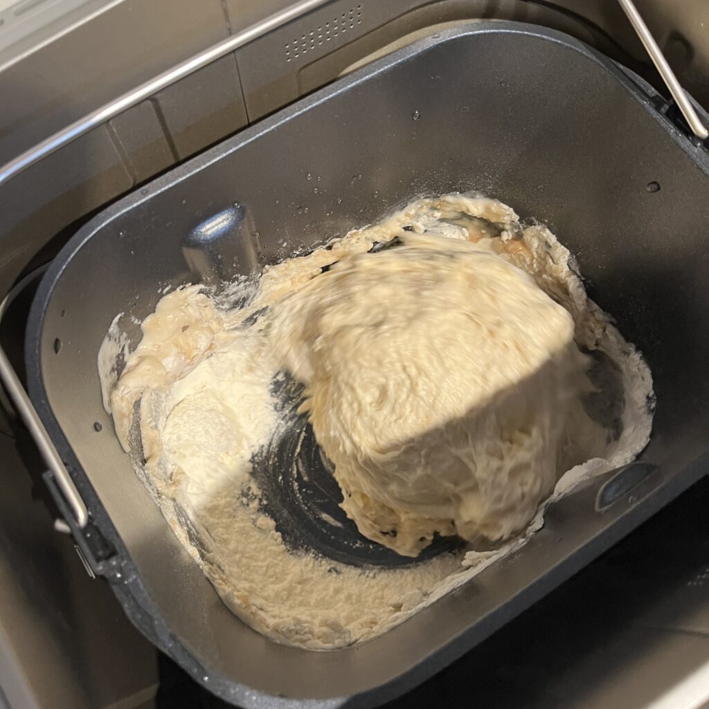 一生懸命こねている様子