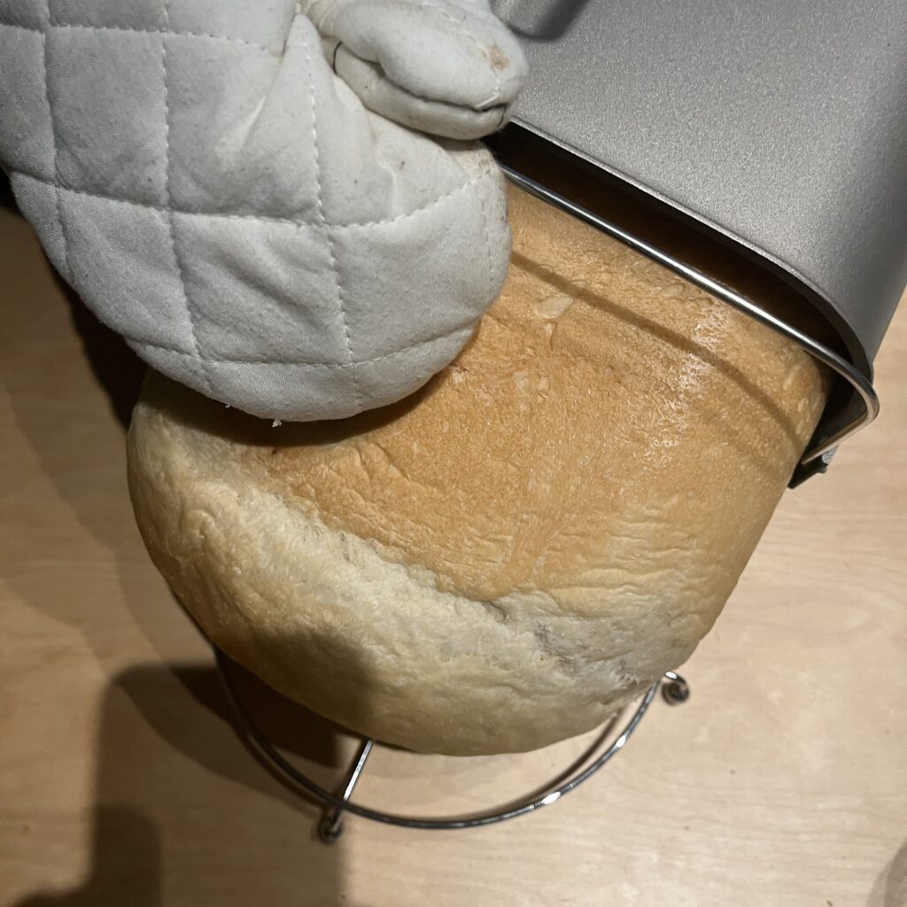 出来上がったパンを取り出す様子