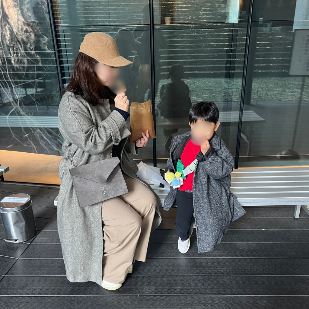 専用ベンチでおやつを楽しむ家族