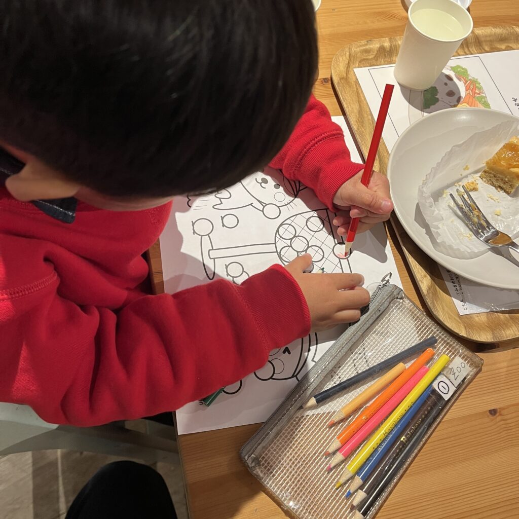 お絵描きをしている息子