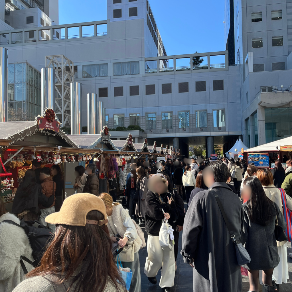 大勢の人でにぎわうクリスマスマーケット