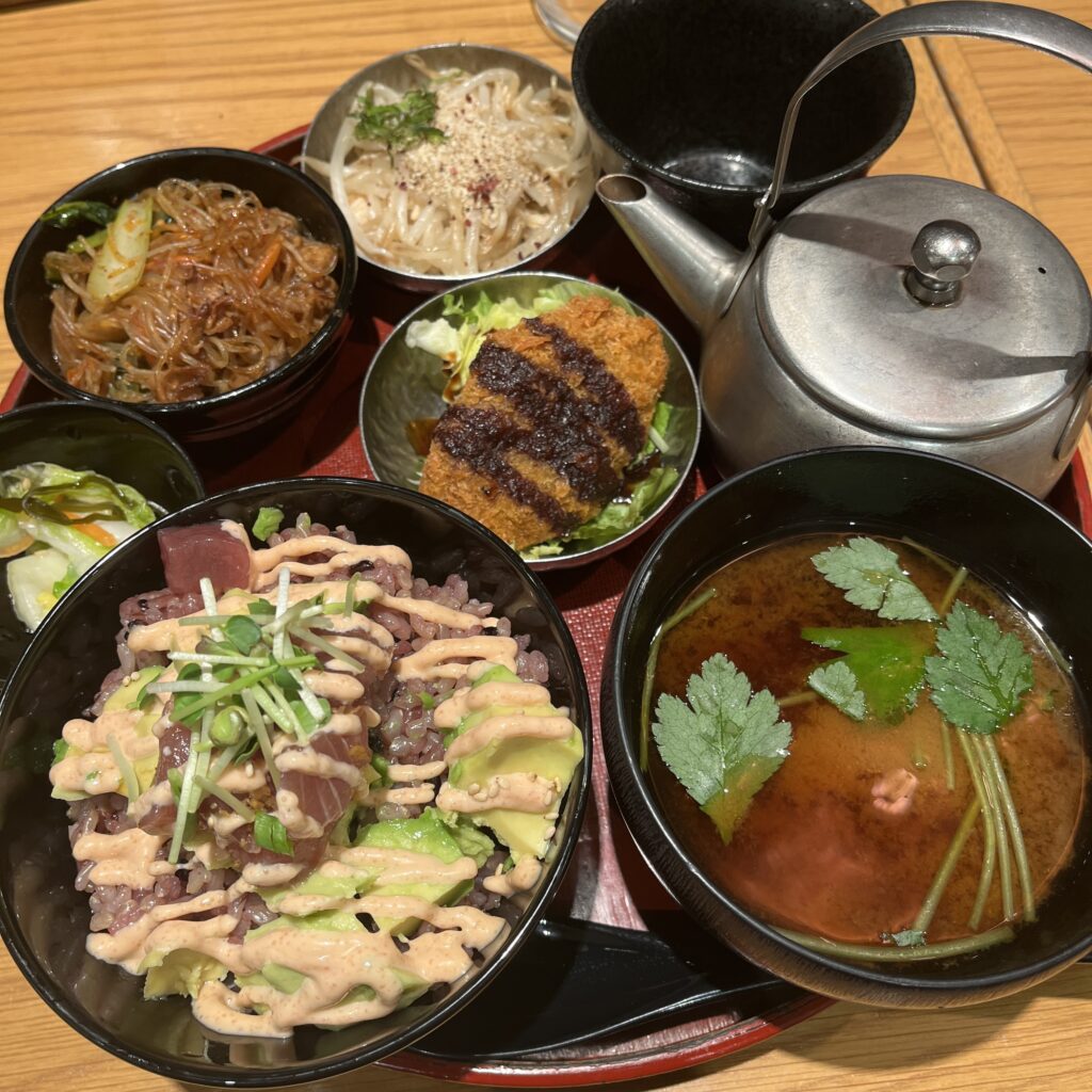 3種類の小鉢が付く定食