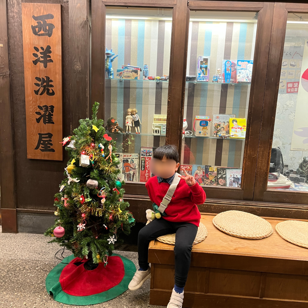 レトロな場所で記念撮影を楽しむ息子