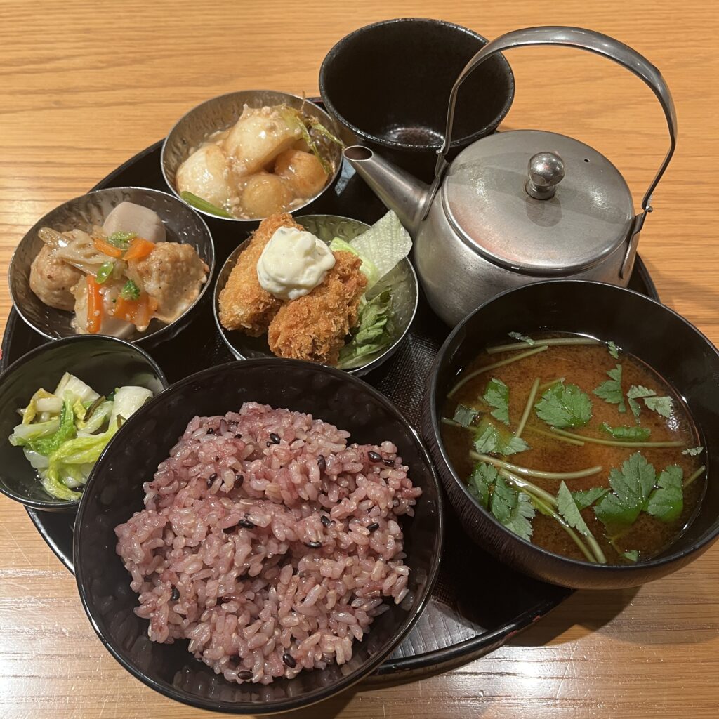 カキフライが入った季節の定食