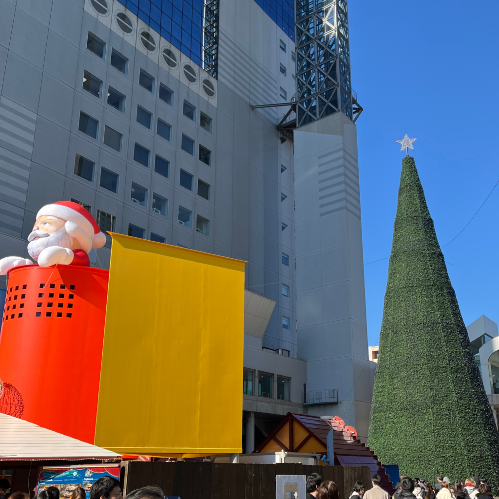 会場にある大きなクリスマスツリー
