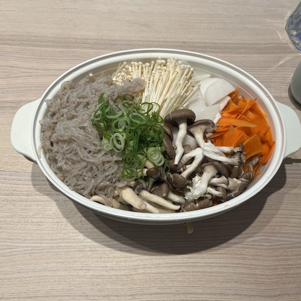 おいしそうに盛り付けられたキノコ鍋