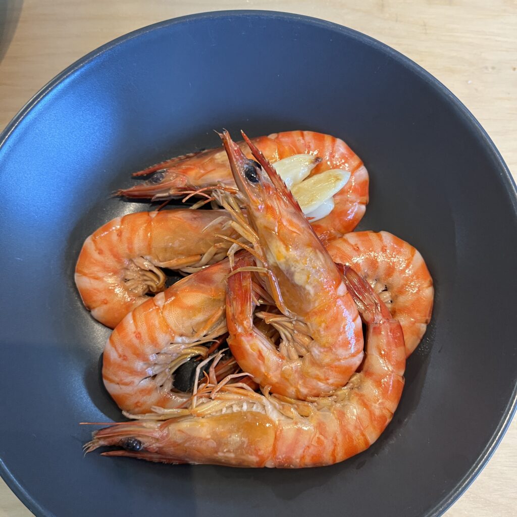 持って帰ってきたクルマエビの素揚げ