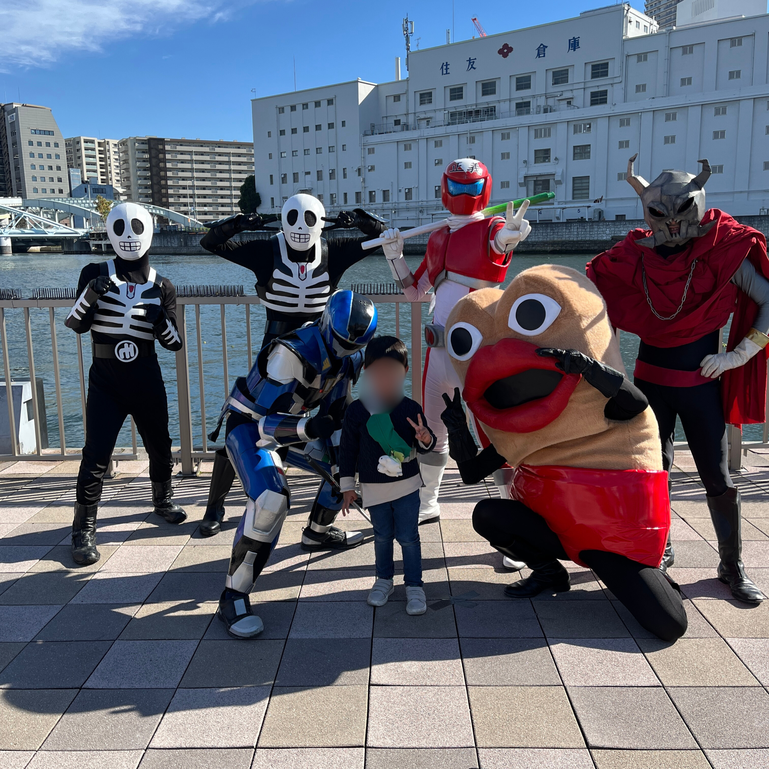 ヒーローとの写真撮影を楽しむ子供の様子