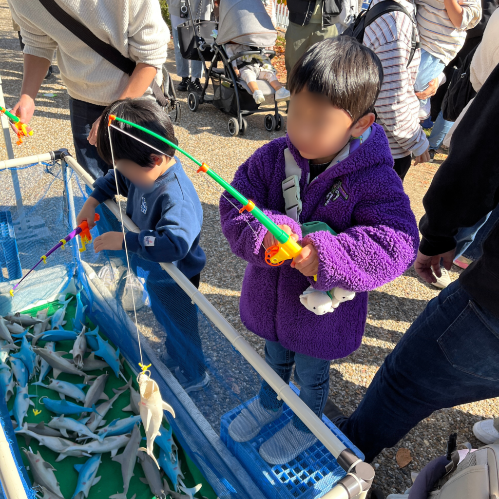 サメ釣りに挑戦する息子