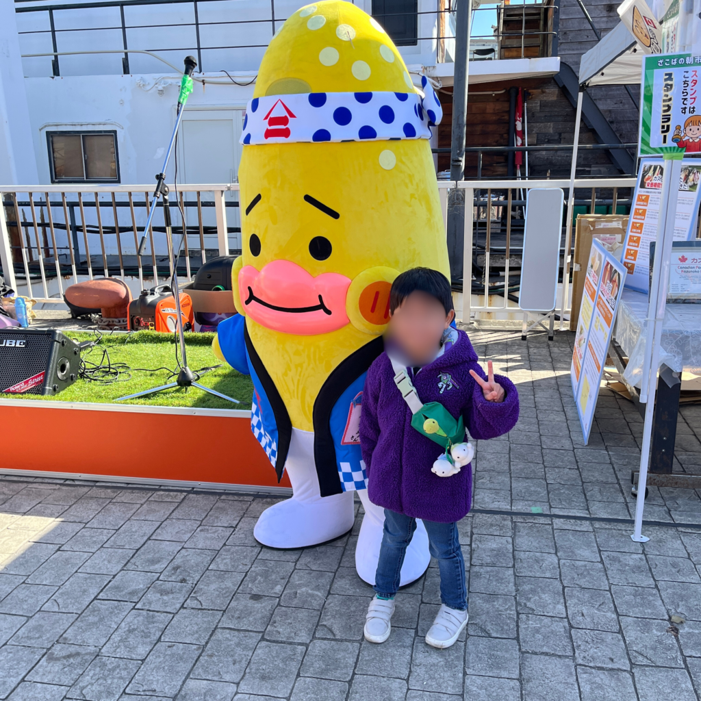 マスコットキャラクターの数のこと写真を撮る息子