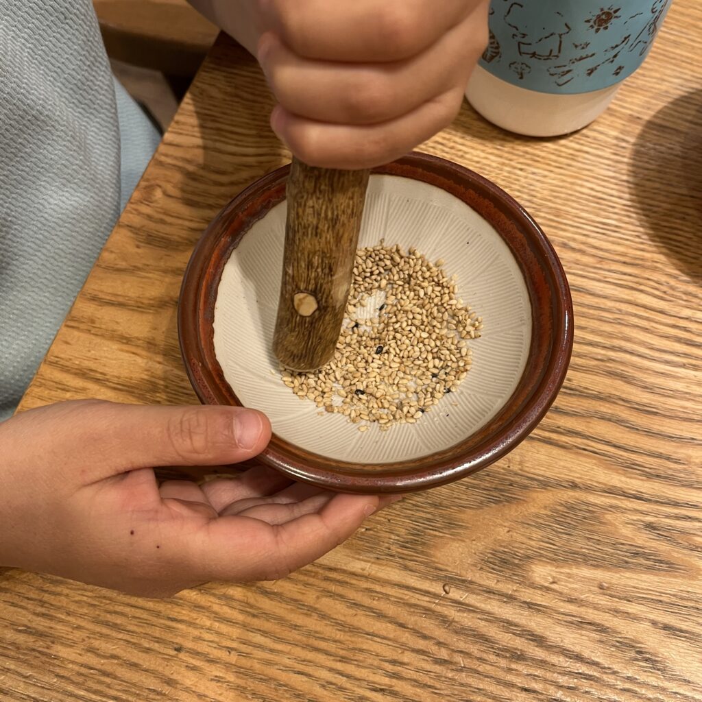 胡麻をする様子