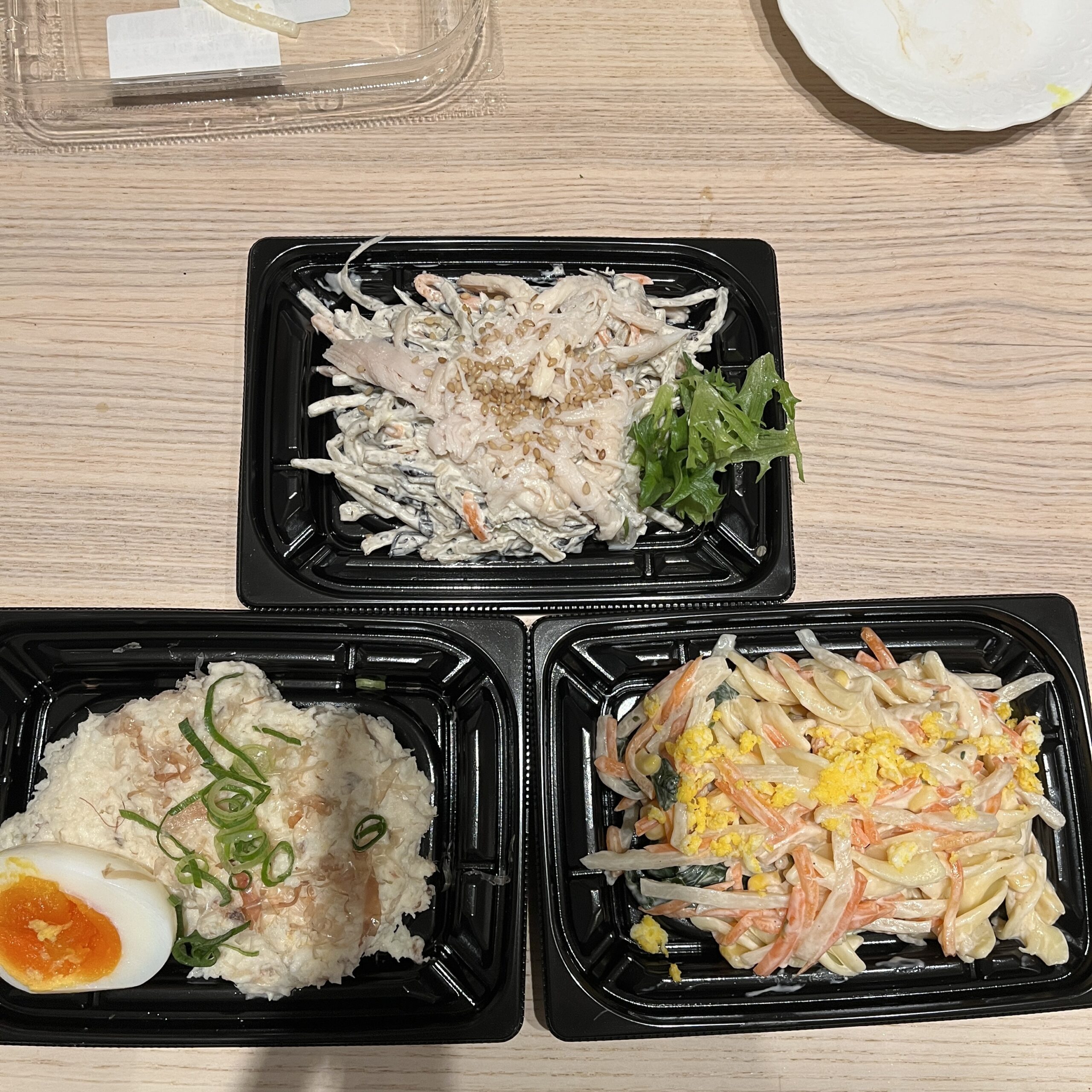 スーパー・ライフの惣菜。並ぶ一押し惣菜3種のパック