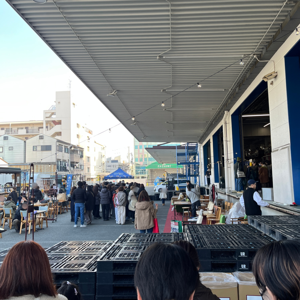 入場を待っている列とキッチンカーの様子