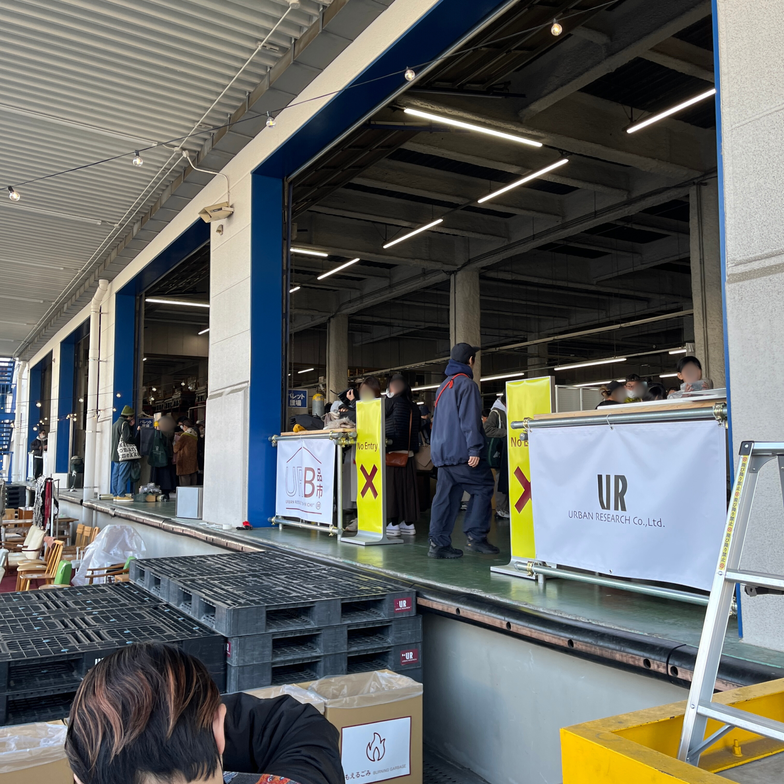 URBAN RESEARCH B品市の会場風景。大量に並ぶアパレルや雑貨、家具が倉庫内に展示されている様子
