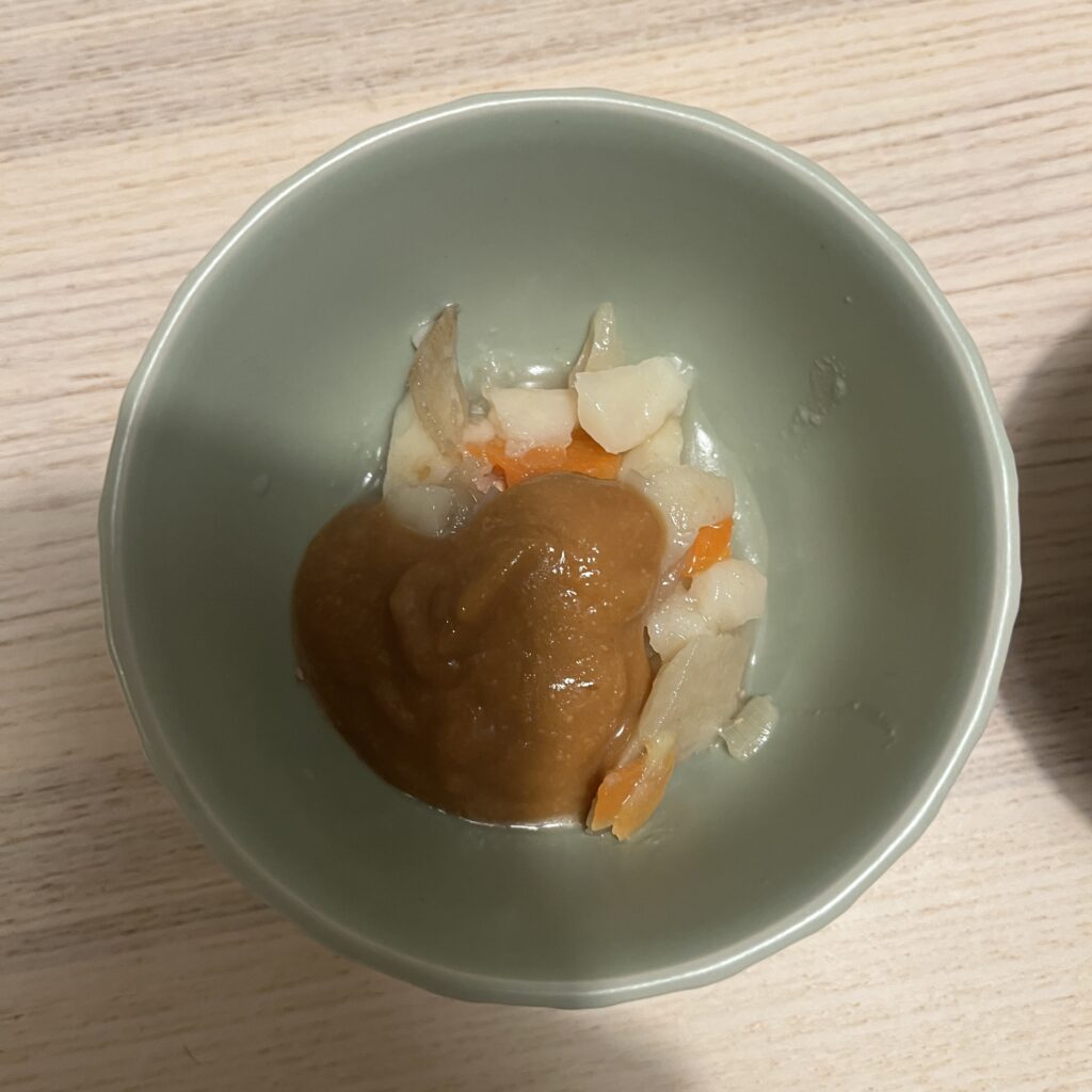 味噌と具材を入れたところ