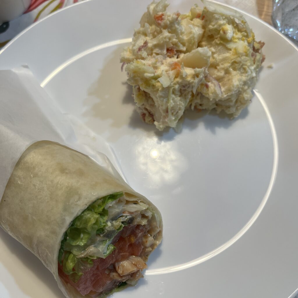 メキシカンサラダラップとポテトサラダを盛り付けた様子