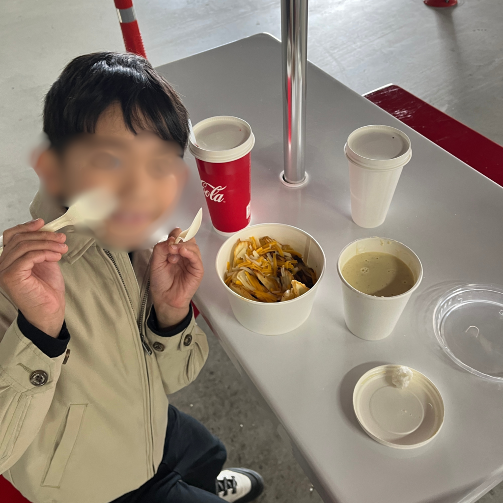 子供が食事を堪能する様子