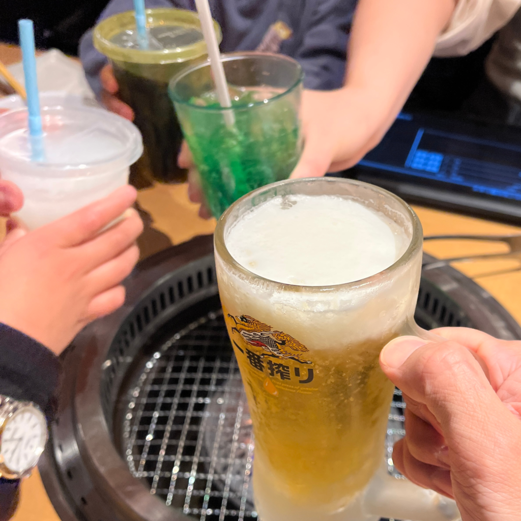 ドリンクで乾杯する様子