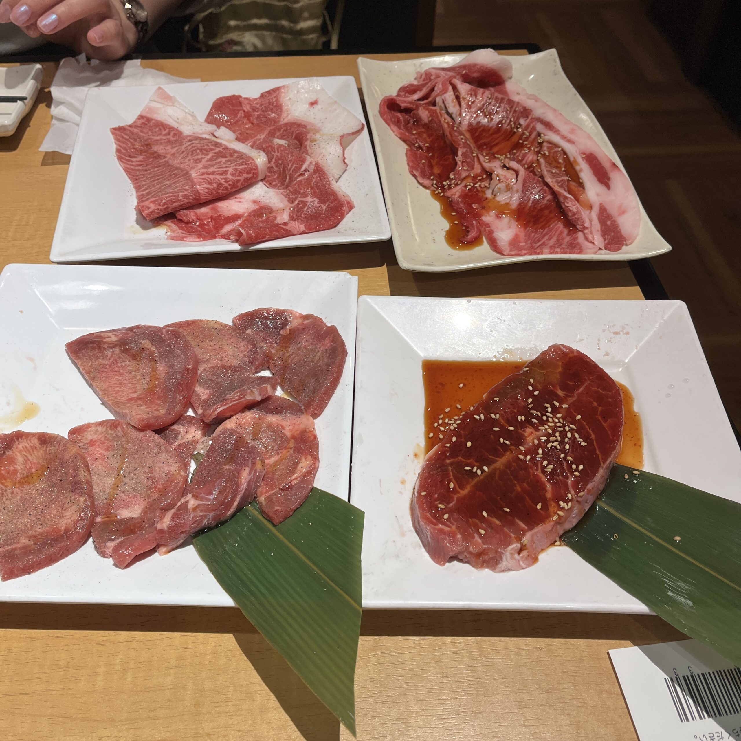 焼肉きんぐのプレミアムコースで提供される焼肉とデザートのイメージ 子連れでも楽しめる食べ放題レビュー