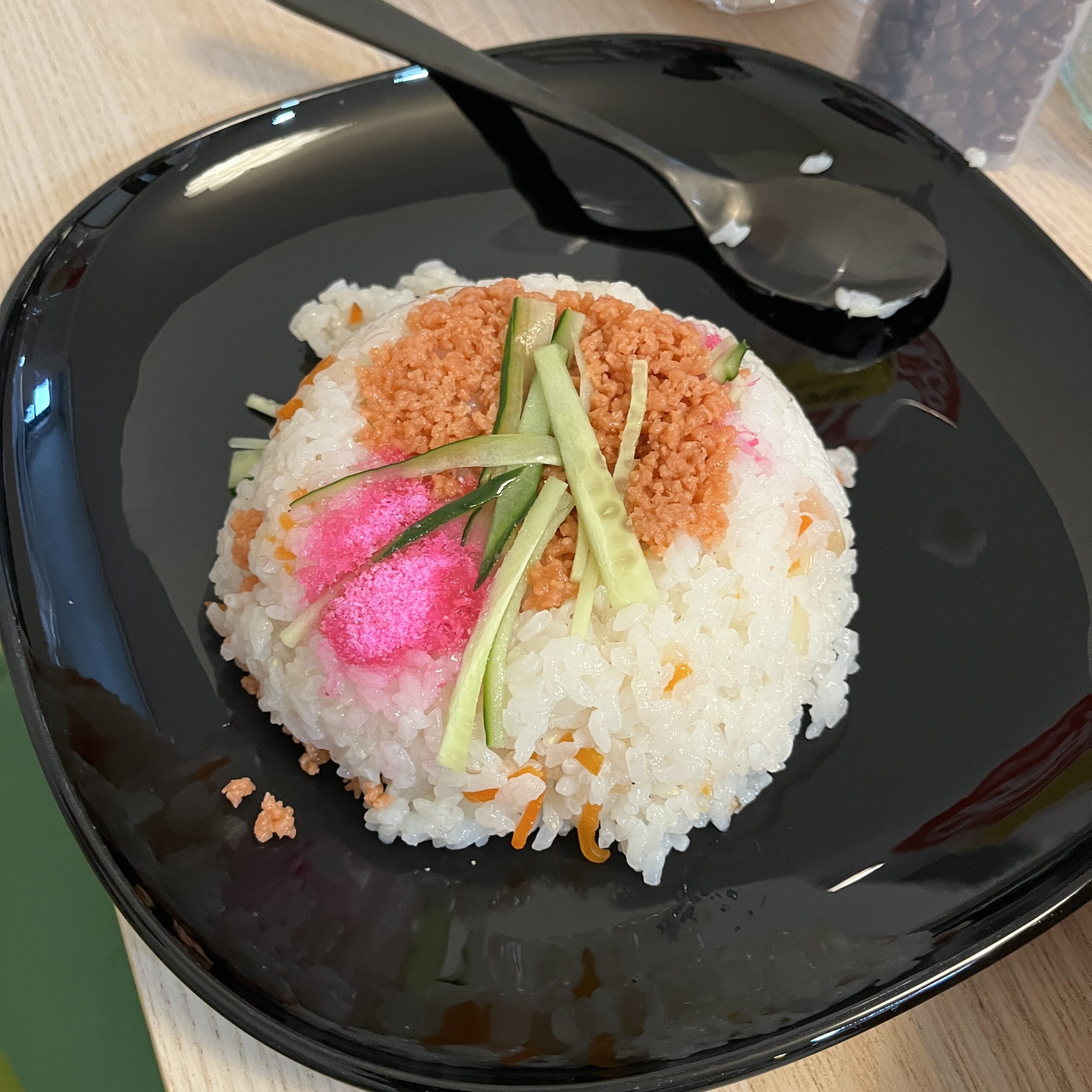 子供と一緒に作ったちらし寿司を盛り付けた様子 親子で楽しむ簡単料理のイメージ