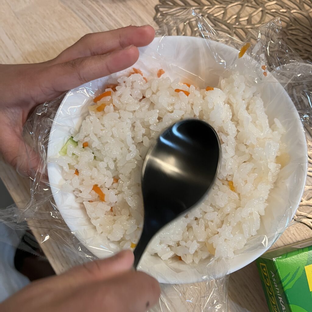 スプーンでぎゅうぎゅうする様子