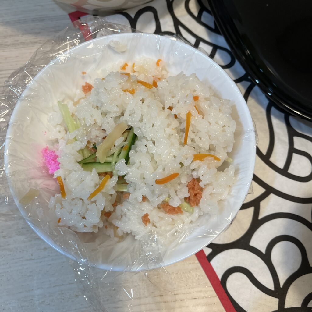 型にはめている様子