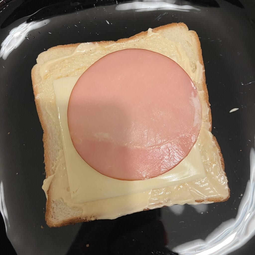 ハムサンドを作る様子