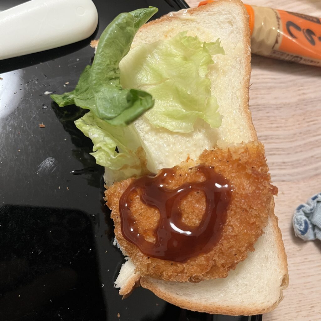 コロッケサンドを作る様子