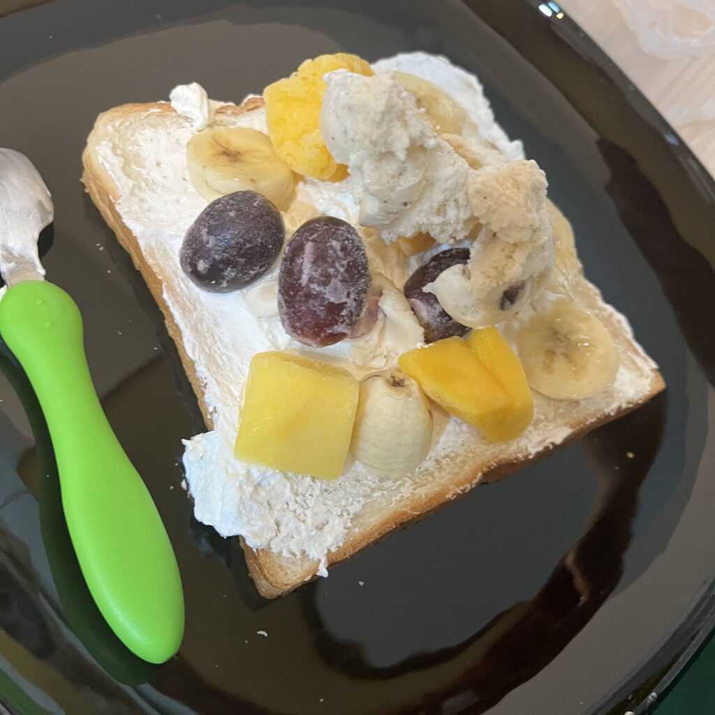 フルーツサンドを作っている様子