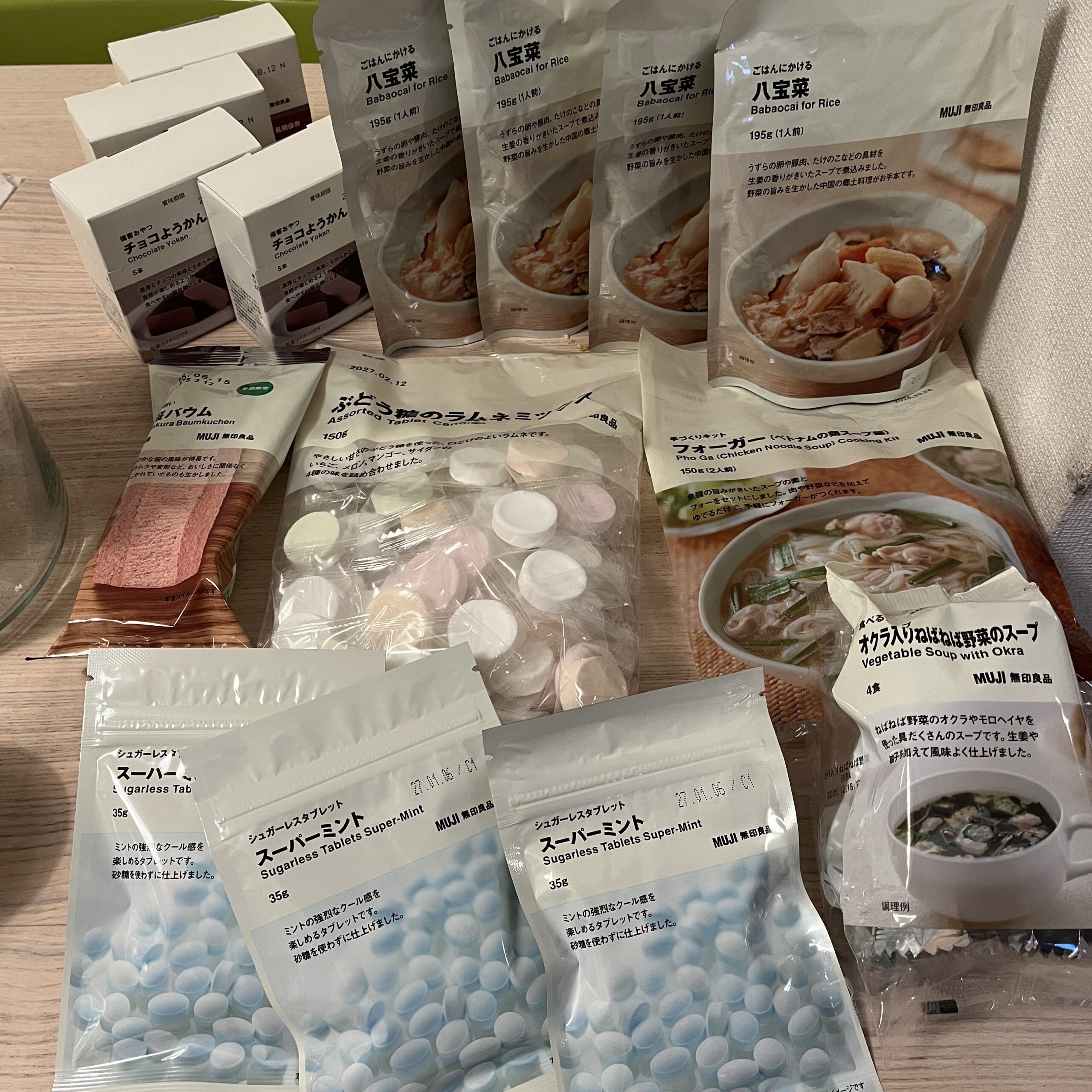 無印良品週間で購入したレトルト食品や日用品を並べたイメージ お得にまとめ買いする様子