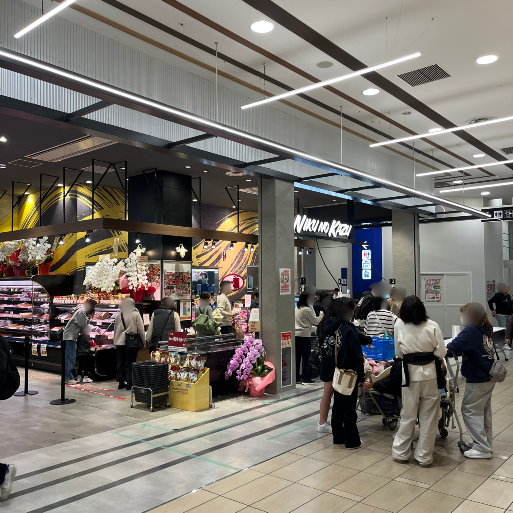 精肉店がにぎわいを見せている