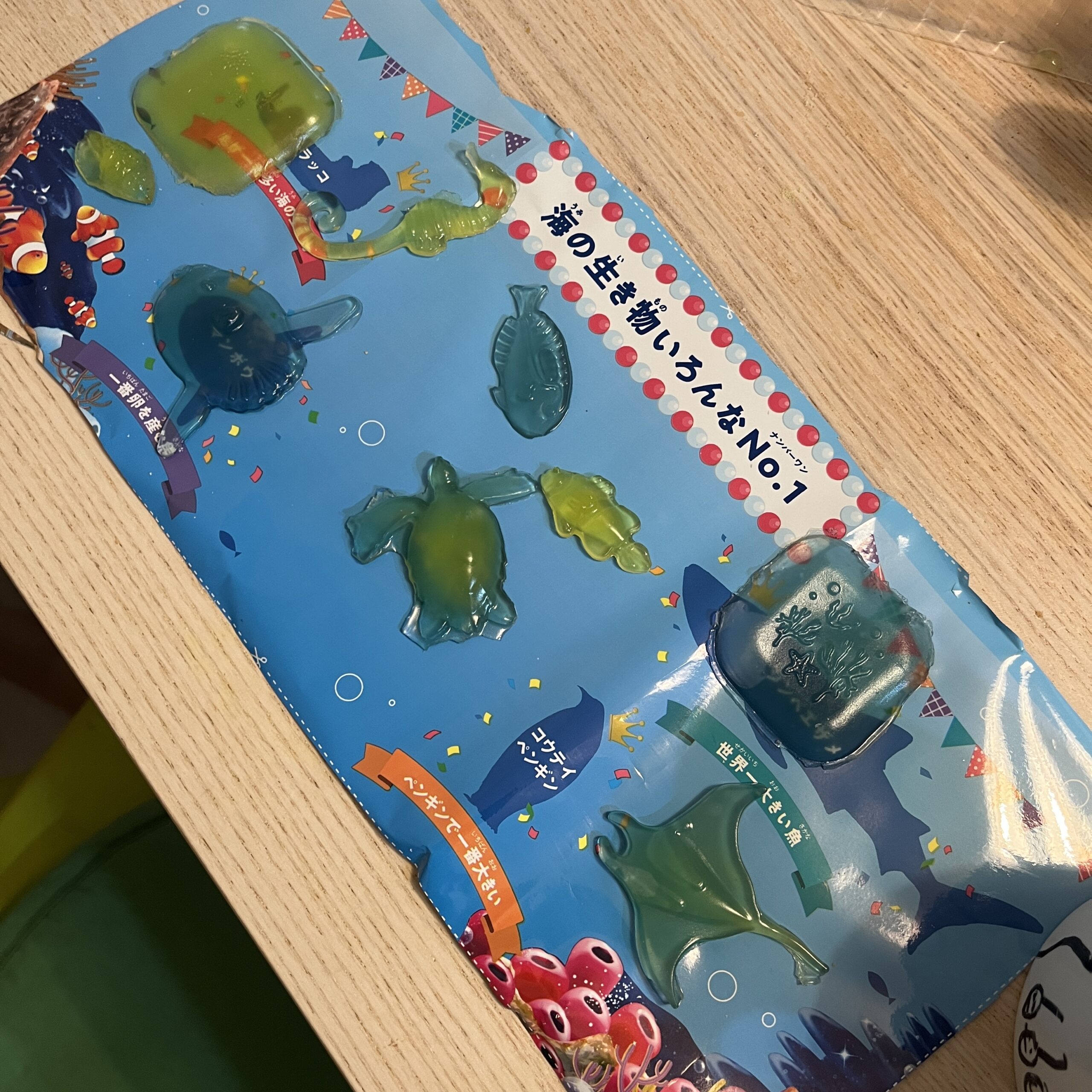 クラシエのたべる図鑑を使って親子で知育おやつ作りを楽しむ様子 子供と遊びながら学べるお菓子キット