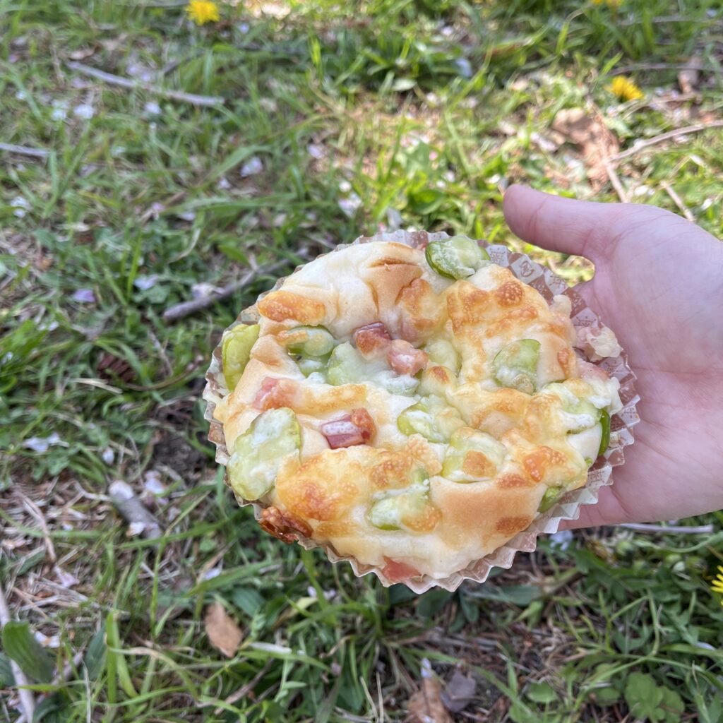 ソラマメとベーコンの総菜パン