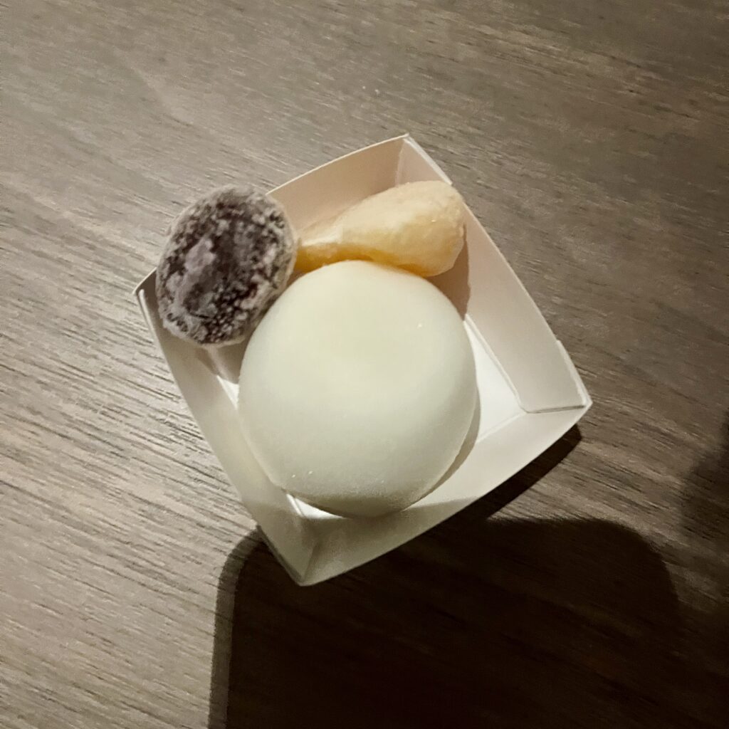 盛り付けたデザート