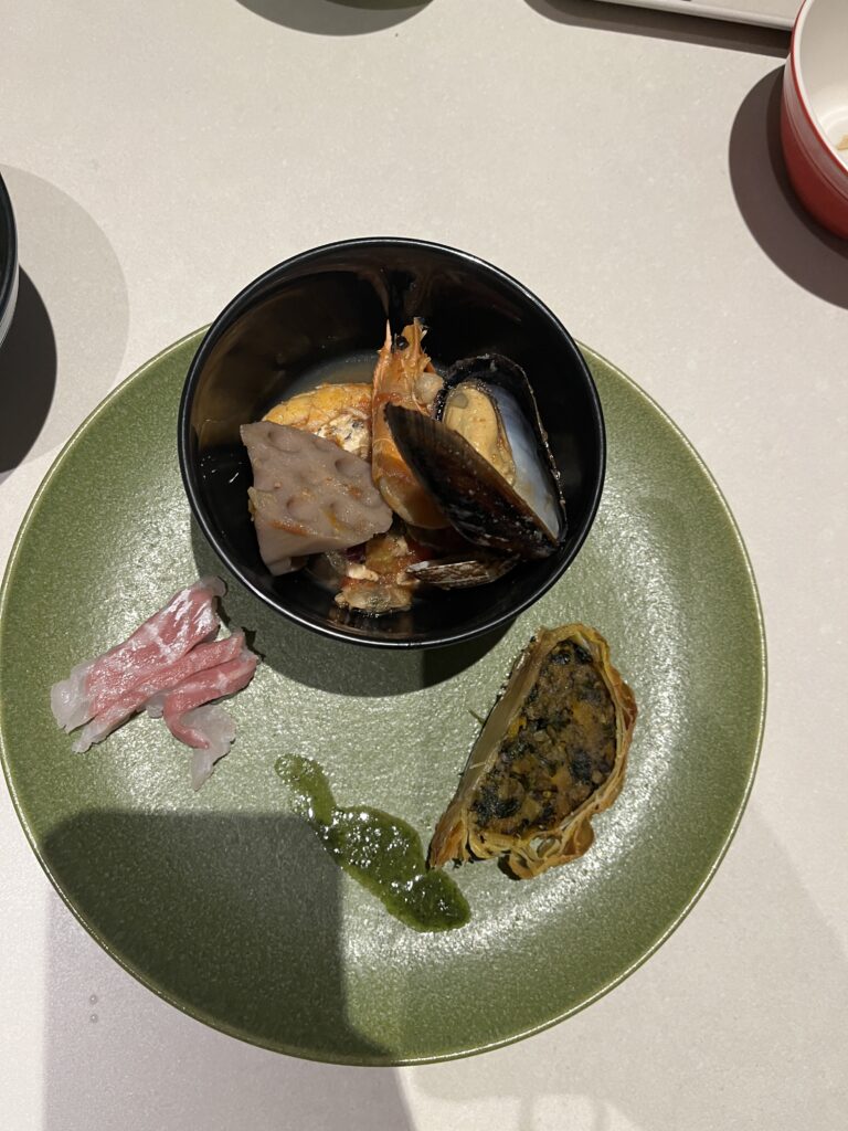 アワビと魚介のブイヤベースとタイの刺身