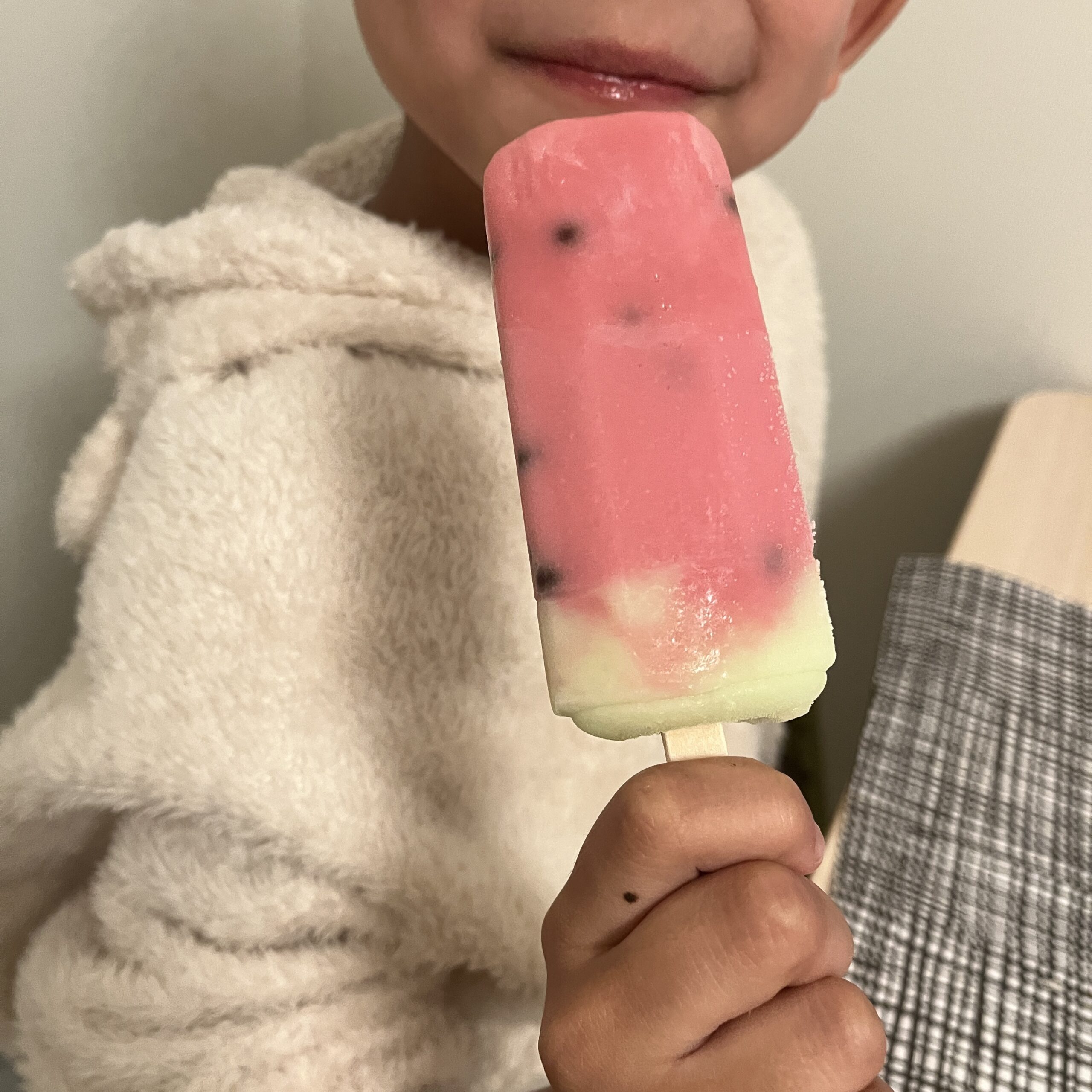 シャトレーゼの人気アイス5種類を並べて食べ比べしているイメージ写真