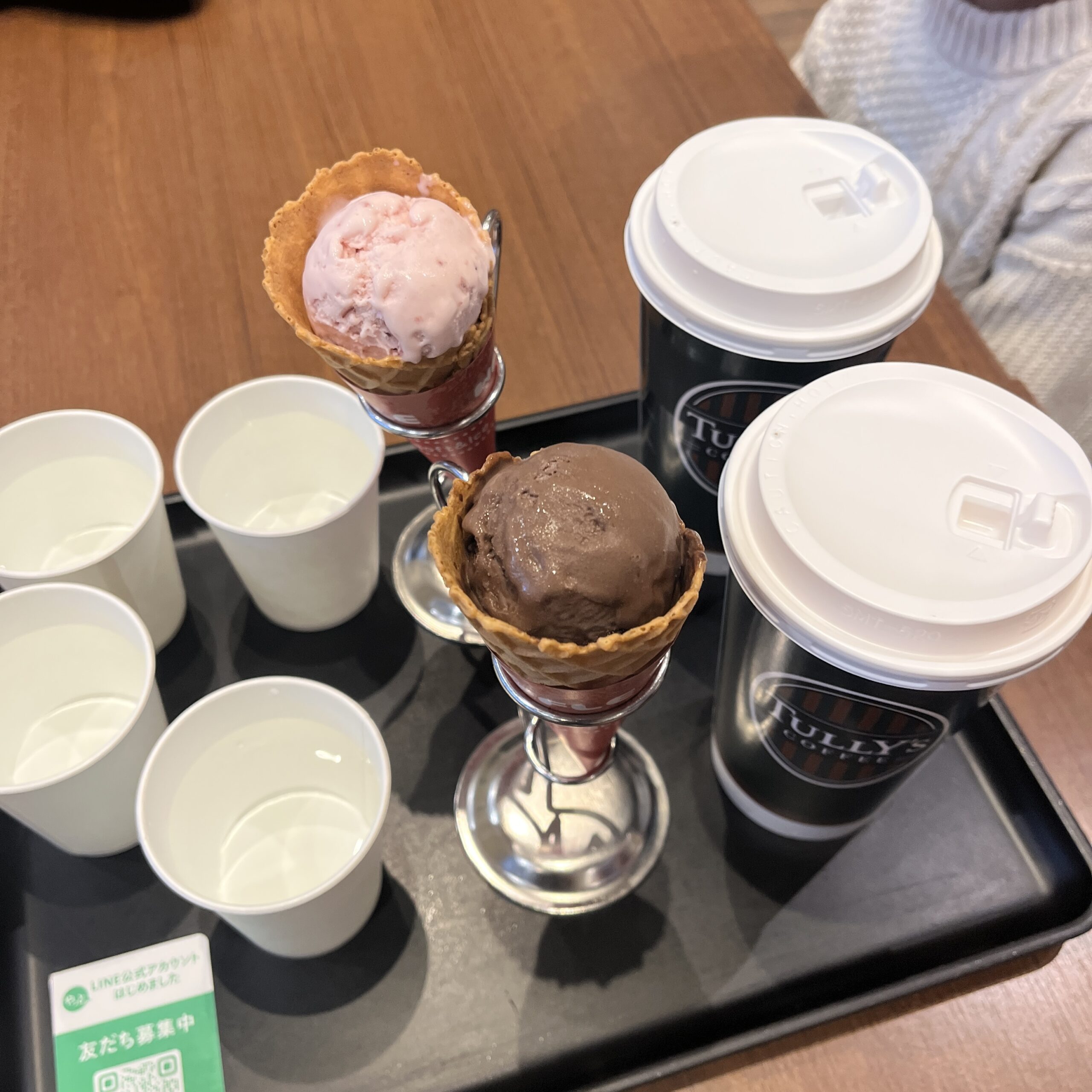 ららぽーと門真のタリーズコーヒー店内で子供とゆっくり過ごせるカフェスペースの様子