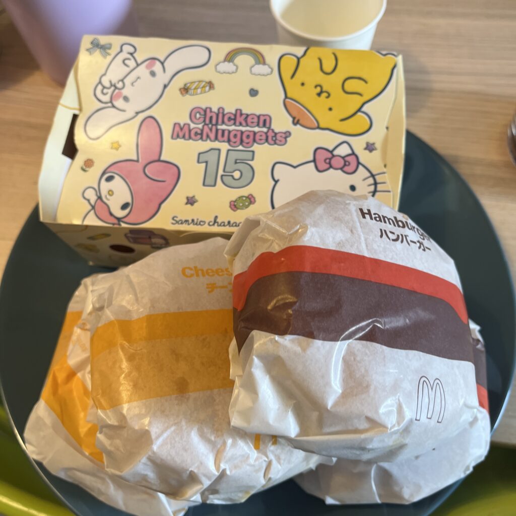 ハンバーガーとナゲットのパッケージ
