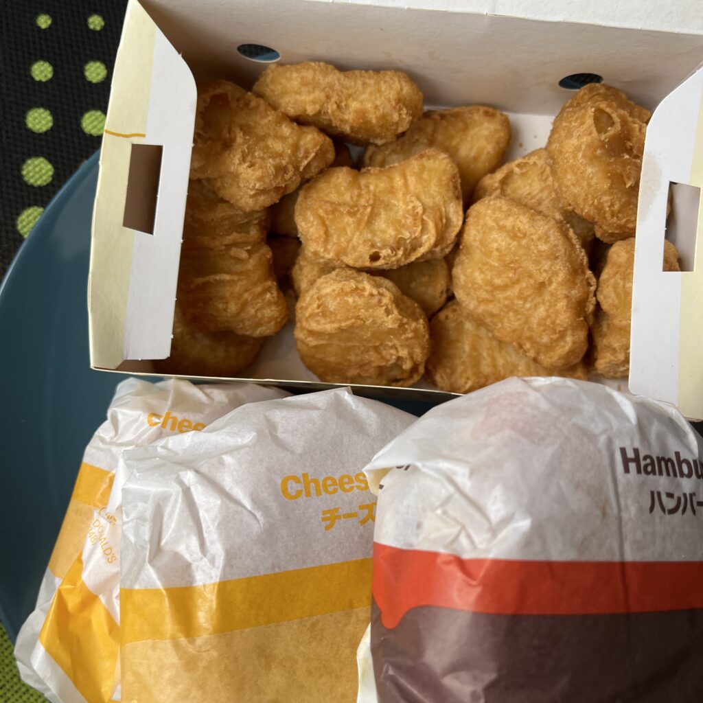 ハンバーガーとナゲットを開けたところ